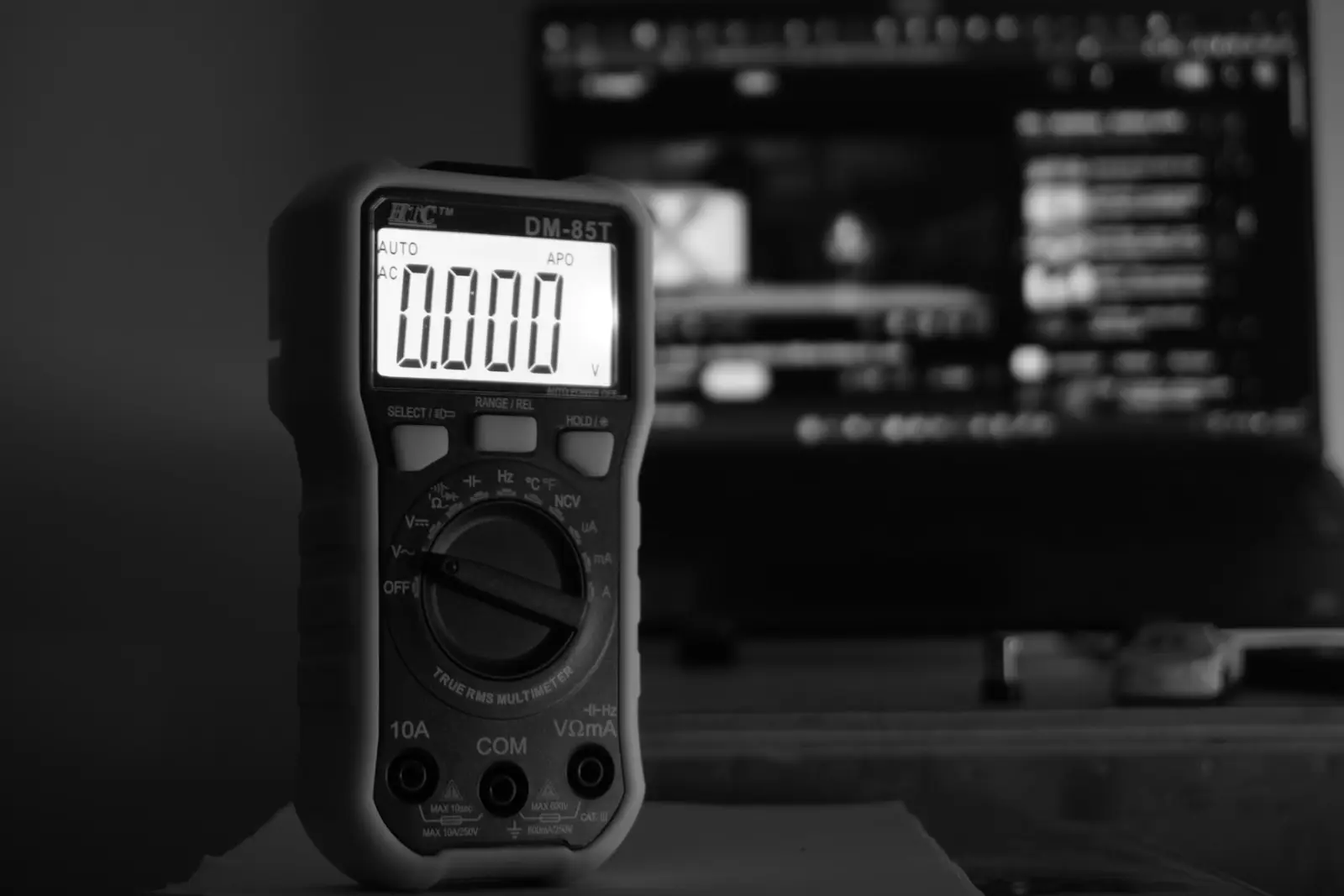 Digitales Multimeter mit Anzeige null Volt