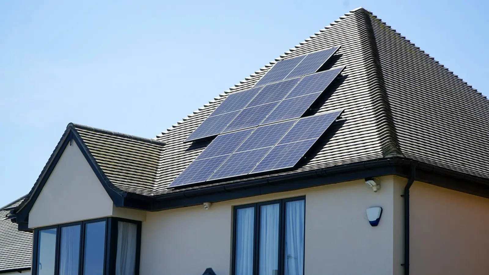 Einfamilienhaus mit Photovoltaik-Modulen auf dem Dach