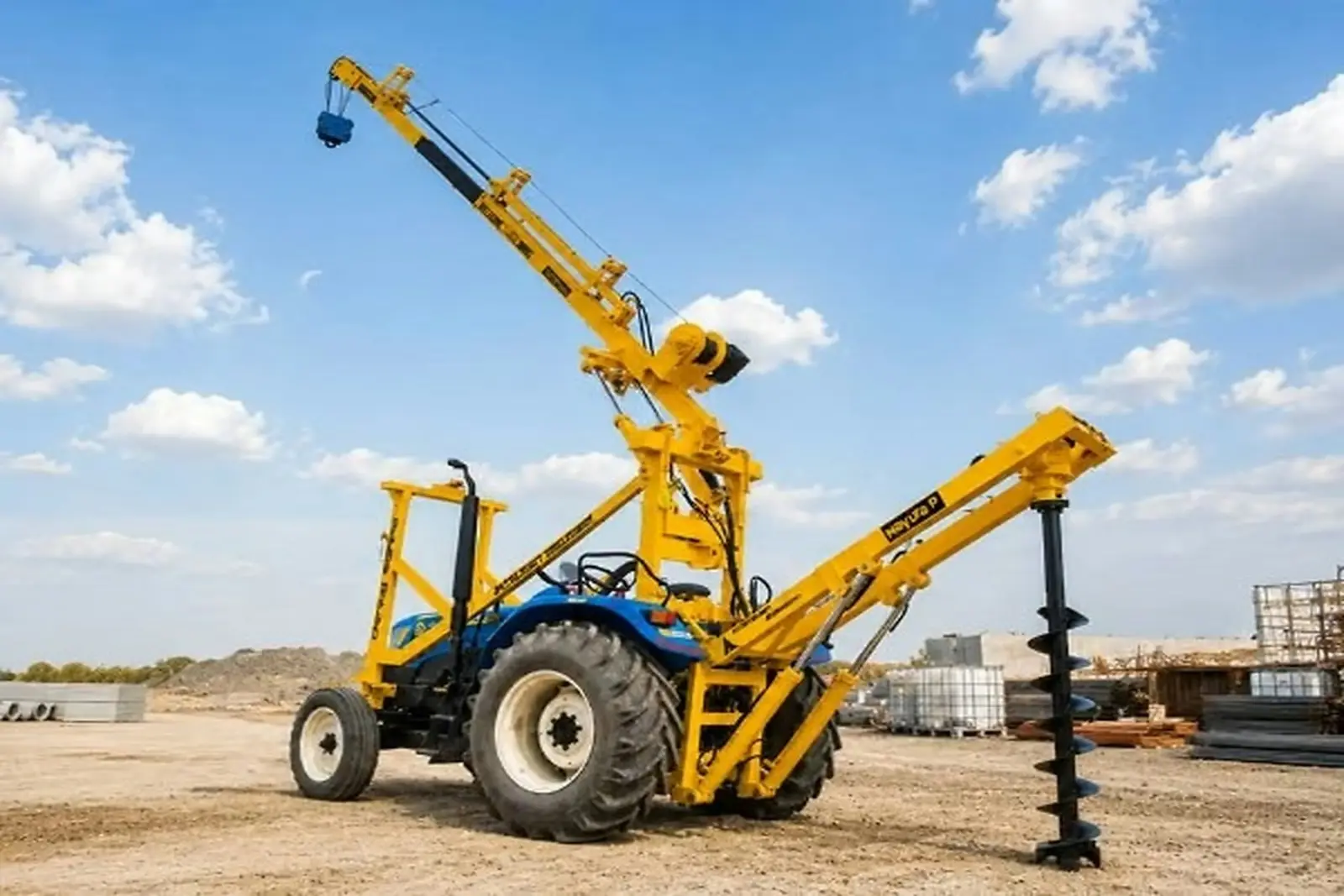 Traktor mit Erdbohrer-Aufsatz auf einer Baustelle